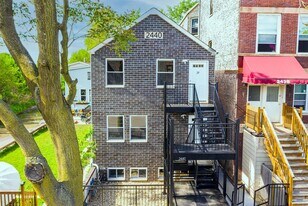 2440 W 24th Pl in Chicago, IL - Building Photo