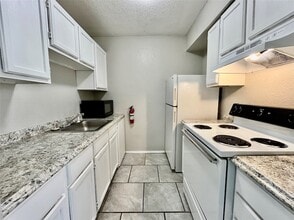 701 W Sycamore St, Unit 206 in Denton, TX - Building Photo - Building Photo