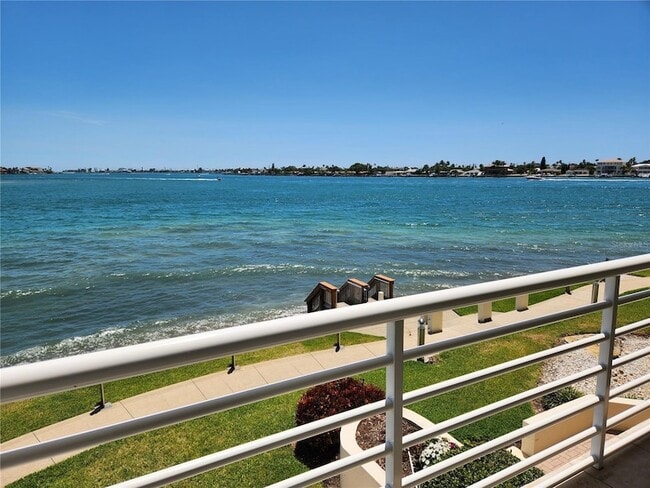 6105 Bahia Del Mar Cir N, Unit 283 in St. Petersburg, FL - Building Photo - Building Photo