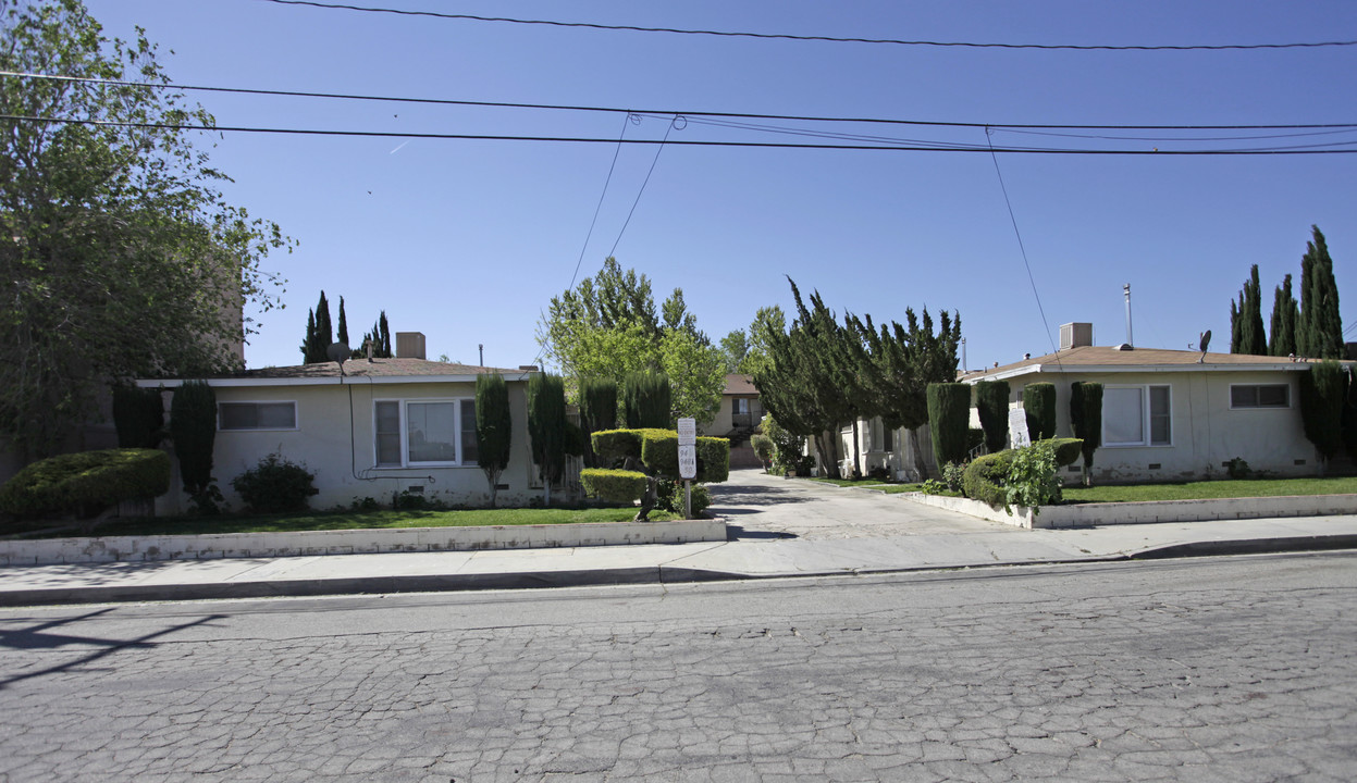 944-950 Q-12 St E in Palmdale, CA - Foto de edificio