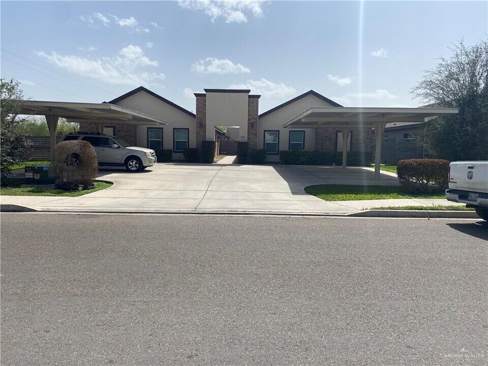 16 Valeria St in Edinburg, TX - Building Photo