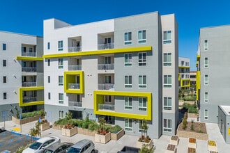 Modica Family Apartments in San Diego, CA - Foto de edificio - Building Photo