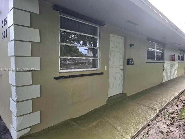 305 N 61st Ave in Hollywood, FL - Building Photo - Building Photo