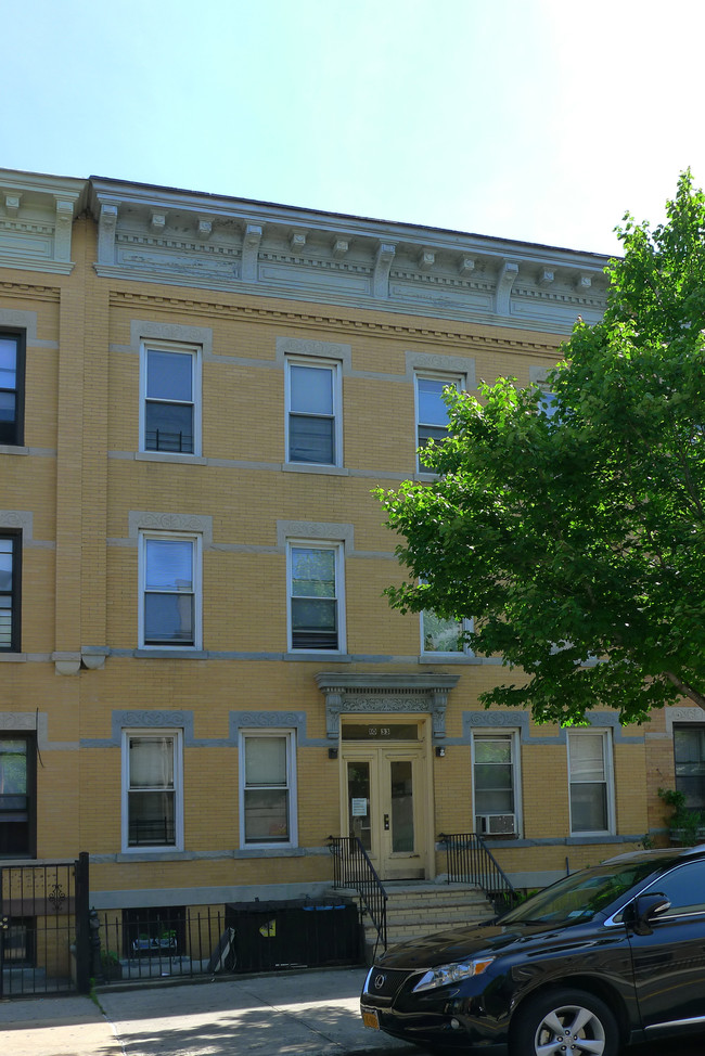 1033 Seneca Ave in Flushing, NY - Foto de edificio - Building Photo