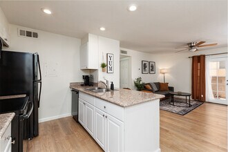 8055 E Thomas Rd, Unit Scottsdale Condo in Scottsdale, AZ - Building Photo - Building Photo