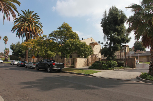 Cunningham Village in Los Angeles, CA - Foto de edificio - Building Photo