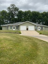 221 Glenda Dr in Marshalltown, IA - Building Photo