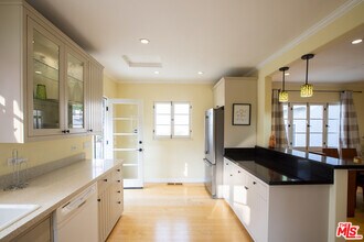 1059 E San Jose Ave in Burbank, CA - Foto de edificio - Building Photo