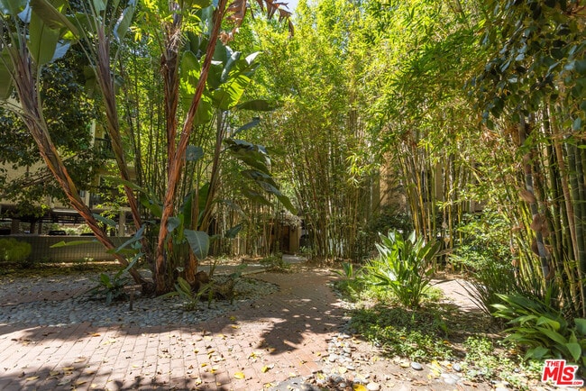 5213 Raintree Cir in Culver City, CA - Building Photo - Building Photo