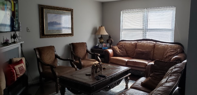 2408 Hidden Meadow Ln in Ballwin, MO - Foto de edificio - Building Photo