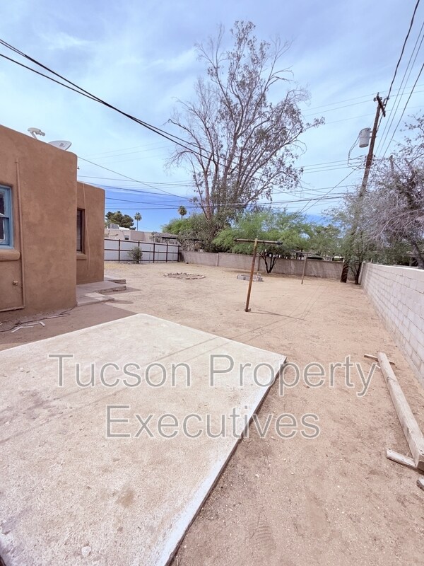 property at 1233 E Mabel St