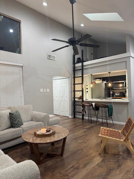 7525 Holly Hill Dr in Dallas, TX - Building Photo
