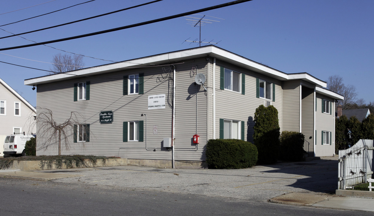 29-31 Knight St in West Warwick, RI - Foto de edificio