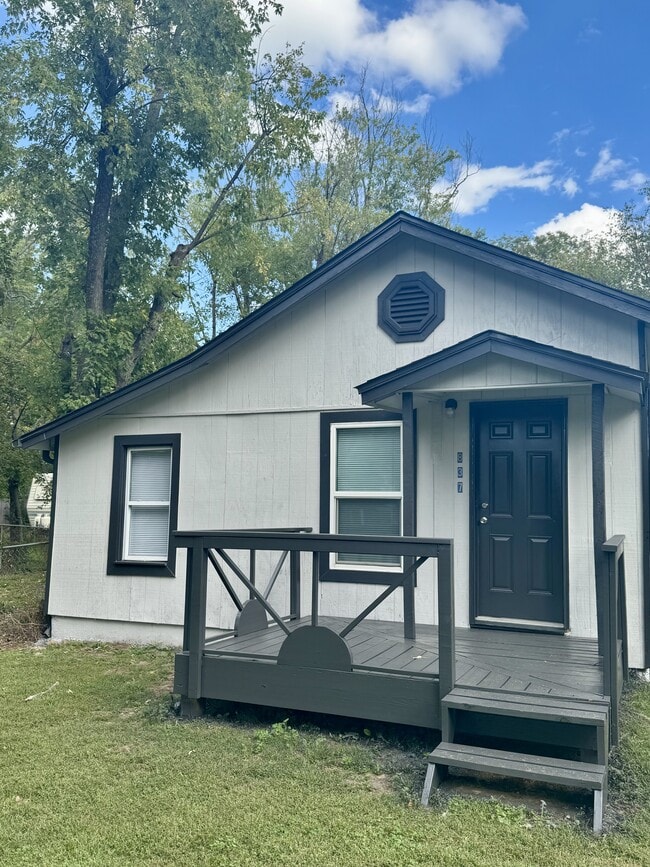 property at 837 S Elm St