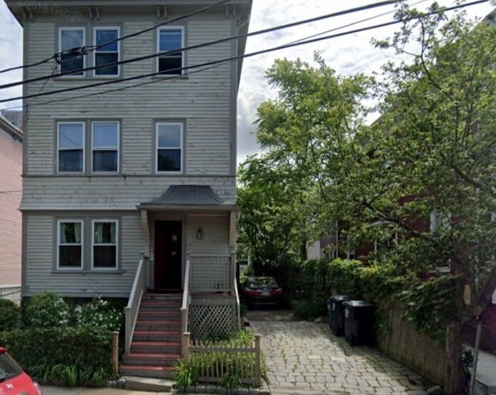 208 Banks St, Unit 2 in Cambridge, MA - Foto de edificio