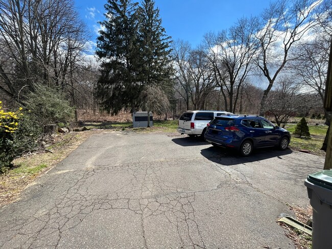 218 Charter Oak St, Unit 220-2 in Manchester, CT - Building Photo - Building Photo