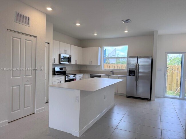 1182 Palm Dr in Homestead, FL - Building Photo - Building Photo