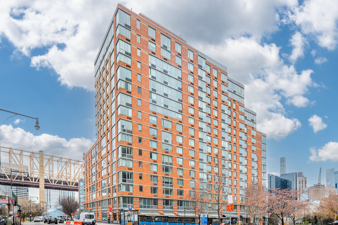 Riverwalk Landing in New York, NY - Building Photo