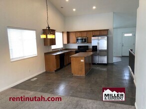 10716 Pine Shadow Rd in South Jordan, UT - Building Photo - Building Photo