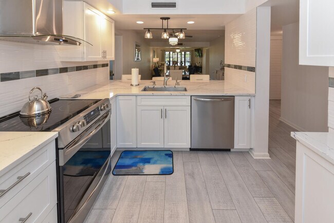 1001 Seafarer Cir in Jupiter, FL - Foto de edificio - Building Photo