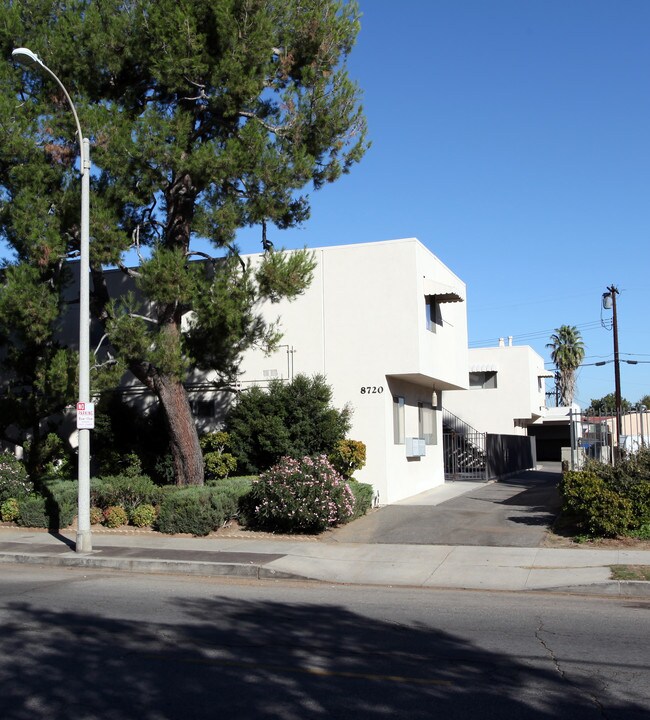 8720 Owensmouth Ave in Canoga Park, CA - Foto de edificio