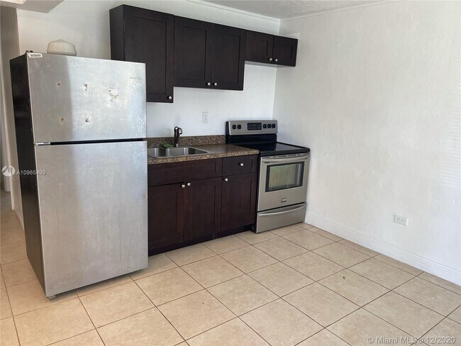 511 NW 133rd St-Unit -3 in North Miami, FL - Foto de edificio - Building Photo