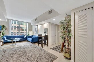 111 E Flagler St, Unit 1002 in Miami, FL - Building Photo - Building Photo