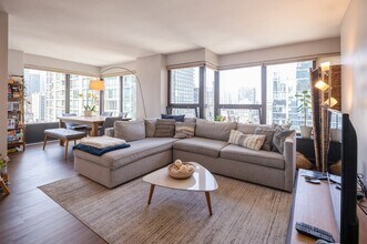 30 E Huron St, Unit 2104 in Chicago, IL - Building Photo - Building Photo