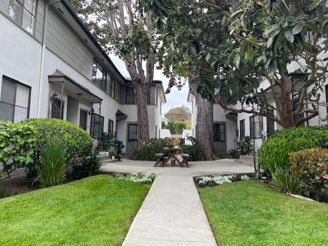 3155 S Barrington Ave, Unit F in Los Angeles, CA - Building Photo