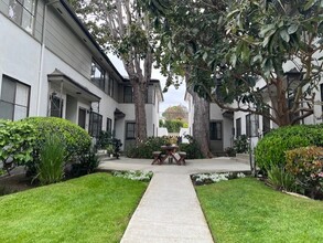 3155 S Barrington Ave, Unit F in Los Angeles, CA - Building Photo - Building Photo