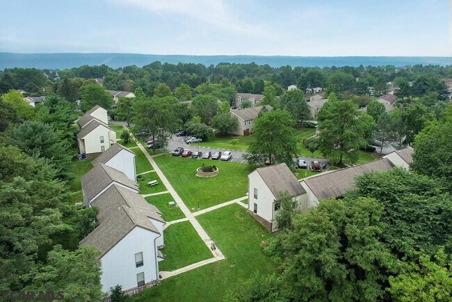 Imperial Townhomes LLC in State College, PA - Foto de edificio - Building Photo