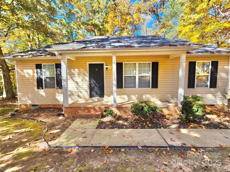 209 Hickory Wood Dr in Kannapolis, NC - Building Photo