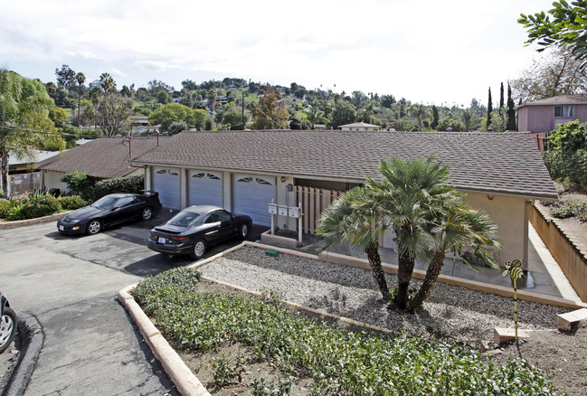 Serenity Lane in Escondido, CA - Foto de edificio - Building Photo