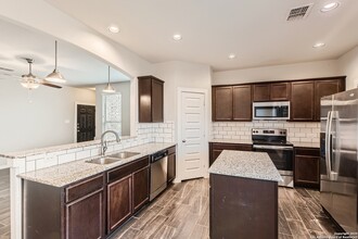 427 Creekside Curve in New Braunfels, TX - Building Photo - Building Photo