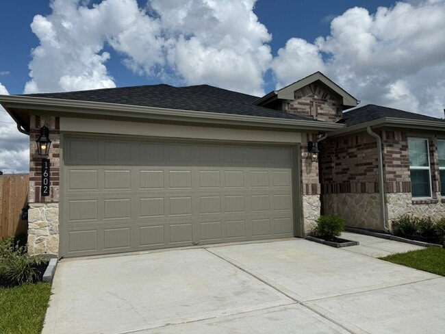 1602 Cedar Pointe Ct in Fresno, TX - Building Photo - Building Photo