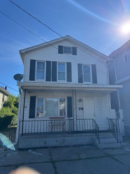 1713 Walnut St in Erie, PA - Building Photo