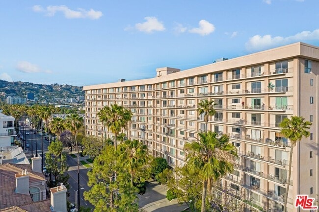 100 S Doheny Dr in Los Angeles, CA - Building Photo - Building Photo