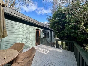 1117 Newport Way in Seattle, WA - Building Photo - Building Photo