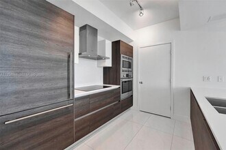 301 Altara Ave in Coral Gables, FL - Foto de edificio - Building Photo