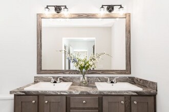 1126 Stoneridge Ct in Mt. Pleasant, MI - Foto de edificio - Building Photo