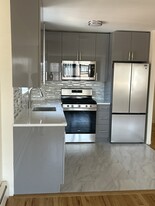 914 E 211th St, Unit 3 Apartamentos