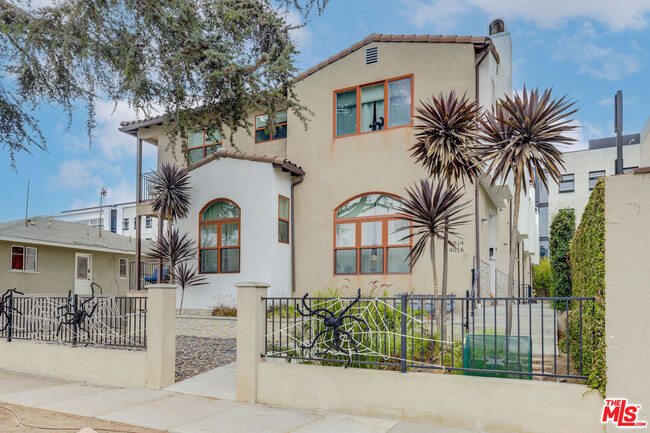 4016 Van Buren Pl in Culver City, CA - Foto de edificio - Building Photo