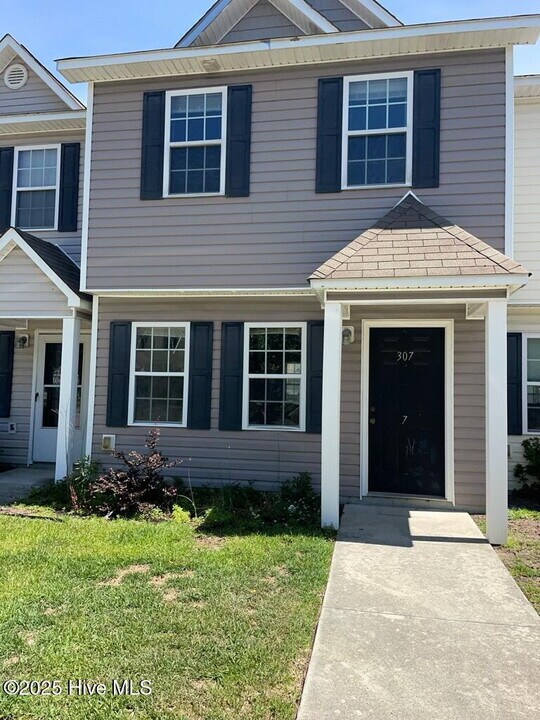 307 Burley Dr in Hubert, NC - Building Photo