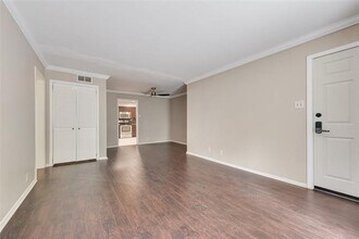 7916 Royal Ln in Dallas, TX - Foto de edificio - Building Photo