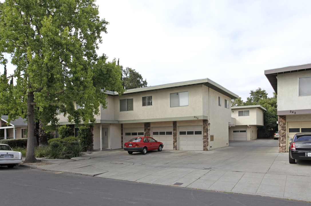 250 Elwood St in Redwood City, CA - Building Photo