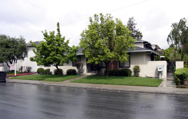 3275 Brookdale Dr in Santa Clara, CA - Foto de edificio - Building Photo