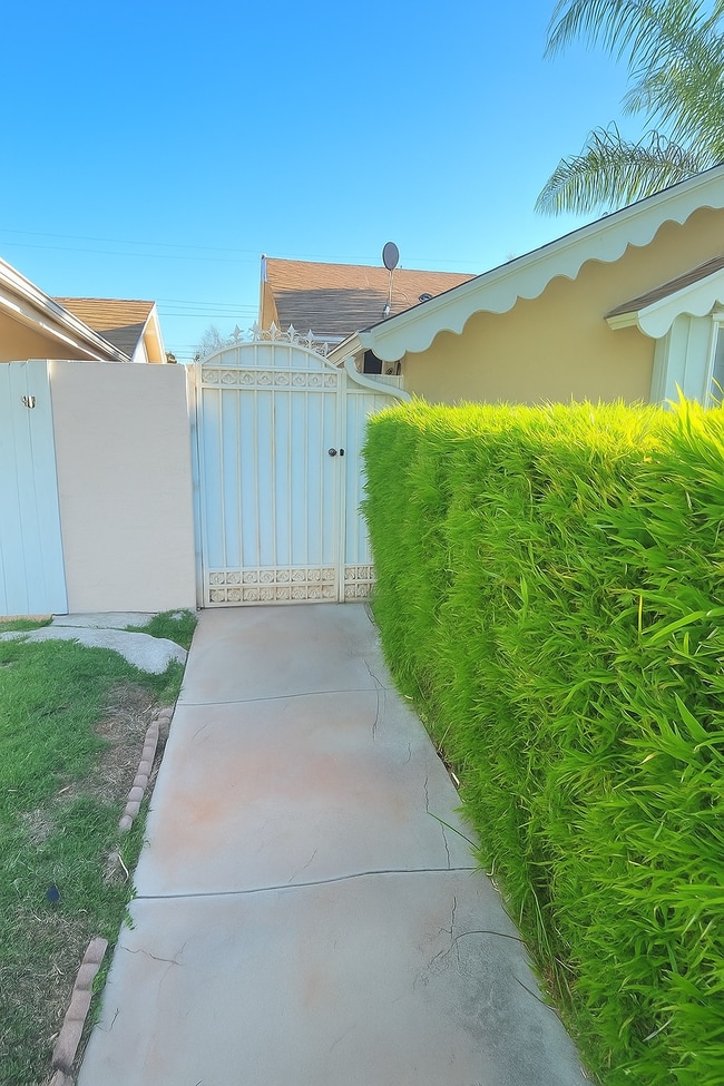 21024 Hemmingway St, Unit Guest House in Canoga Park, CA - Building Photo - Building Photo