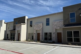 The Grove at Del Mar in Laredo, TX - Building Photo - Building Photo