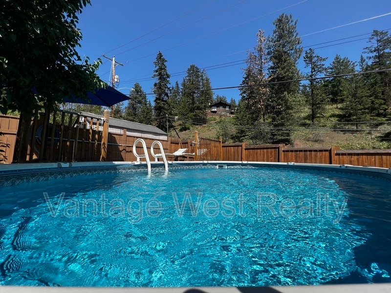 426 Clifton Rd in Kelowna, BC - Building Photo