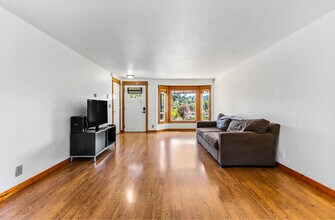 10883 Southview Loop SE in Jefferson, OR - Building Photo - Building Photo